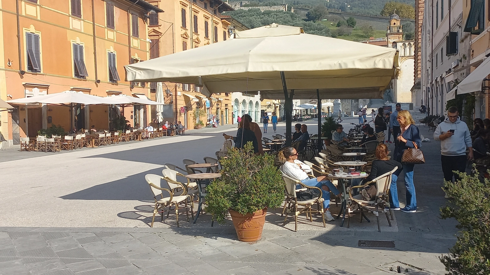 Ma c’è chi non mette limiti. Ancora lamentele tra i visitatori del centro. Nel mirino le attività di piazza Duomo. “Meglio puntare sui cocktail, più redditizi”. Ecco come hanno risposto i gestori