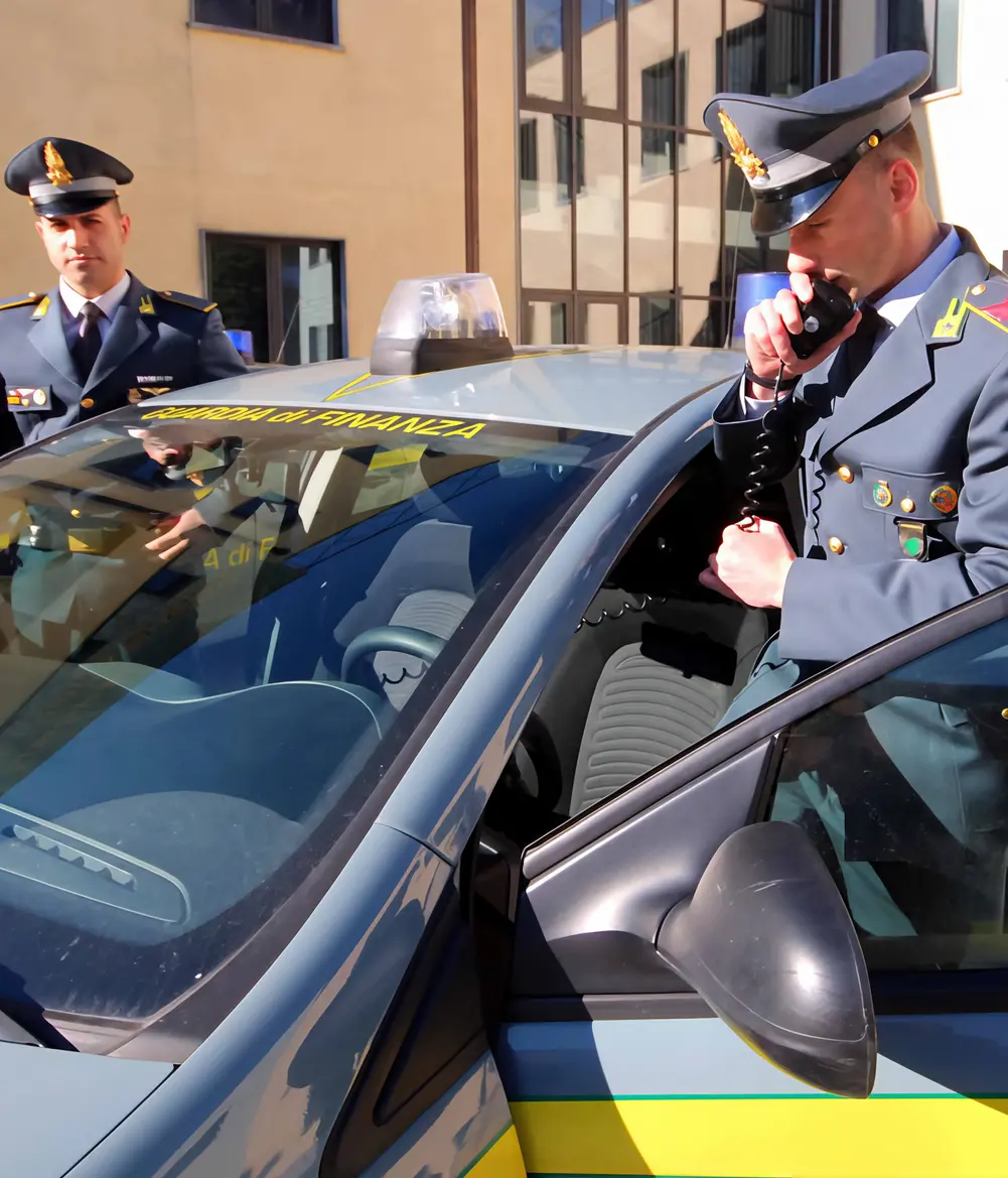 In auto con un quintale d’argento. Scatta la denuncia per ricettazione