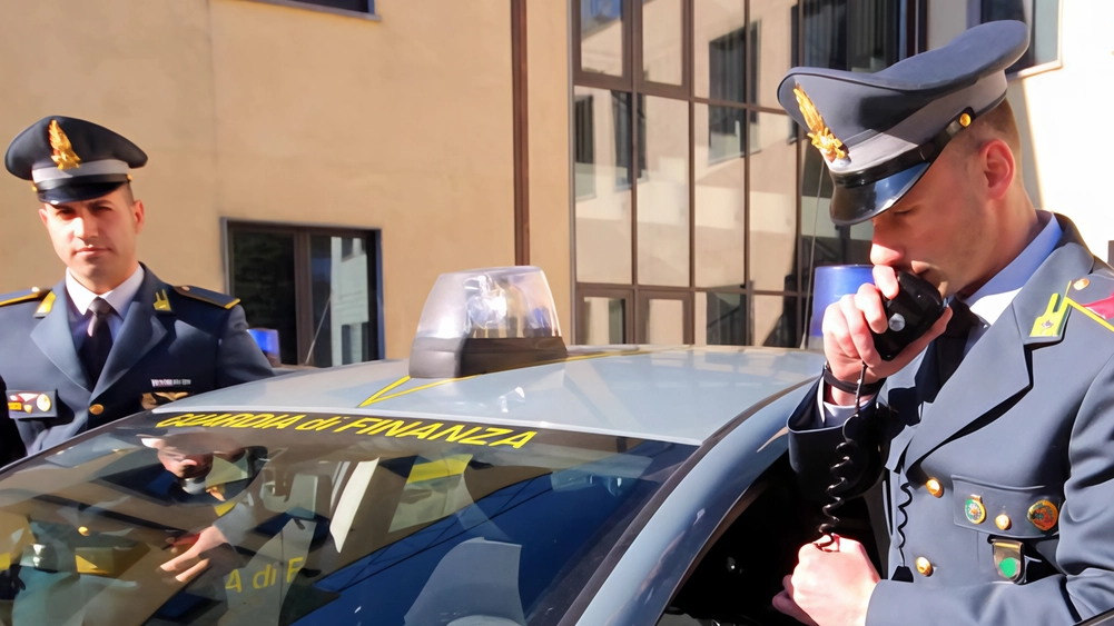 Denunciato per ricettazione dalla guardia di finanza. un uomo che nel bagagliaio dell’auto aveva. monili in argento. per un. valore commerciale di circa 250mila euro