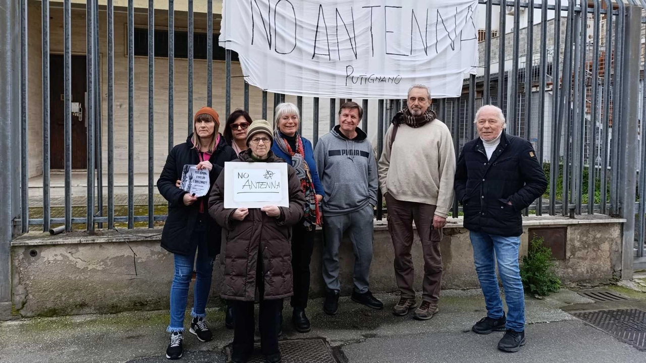 Una torre alta 34 metri nel cuore dell’abitato e a due passi da centro medico e parco dei bambini. I residenti: "Poche speranze, ma andiamo avanti".