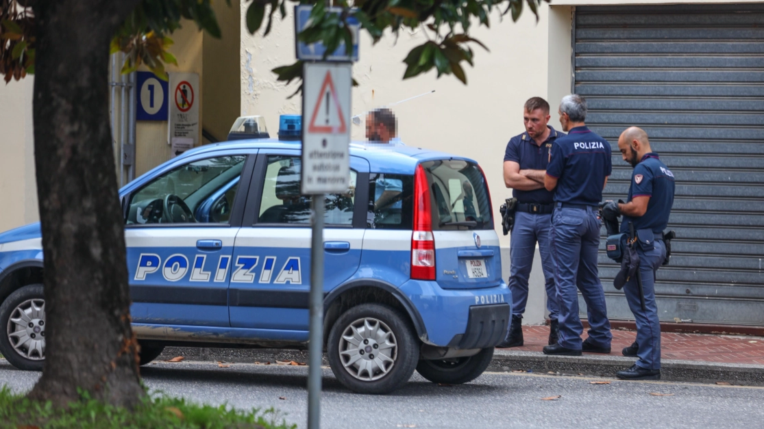 Agenti fuori dalla stazione di Montelupo Fiorentino, dove l'uomo è stato arrestato (Fotocronache Germogli)