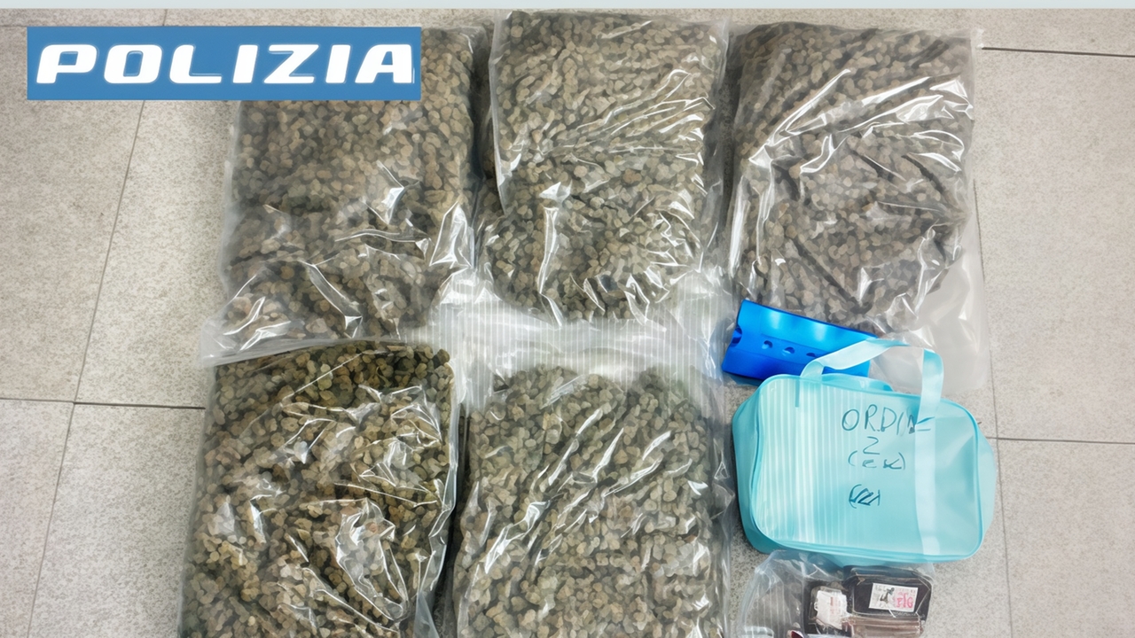 In auto 14 chili di droga e 25mila euro. Fuggono all’alt e speronano la polizia. Tre ventenni finiscono in manette