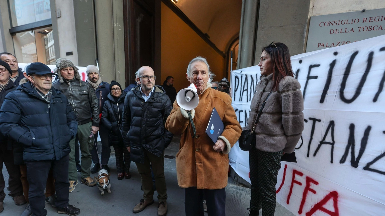 La protesta dei comitati martedì pomeriggio fuori dal Consiglio regionale