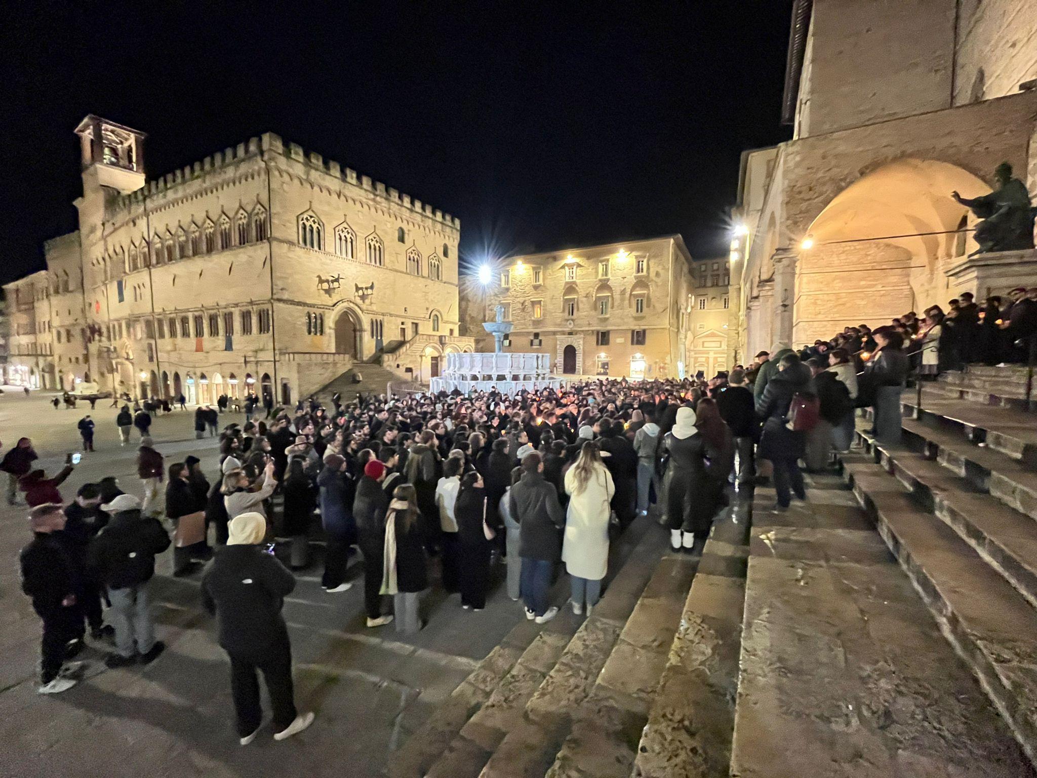 Fiaccolata per il giovane trovato morto a Perugia. Il padre: “Vogliamo capire cosa è successo”