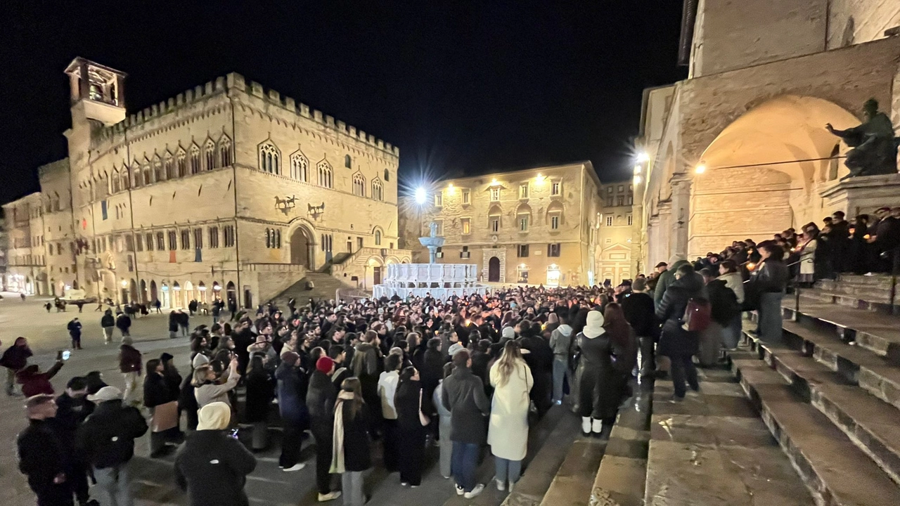 Un momento della fiaccolata, che si è svolta nel centro di Perugia, per il giovane scomparso e poi trovato cadavere (Foto Crocchioni)