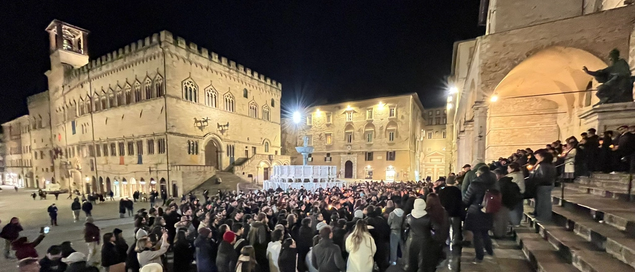 Fiaccolata per il giovane trovato morto a Perugia. Il padre: “Vogliamo capire cosa è successo”