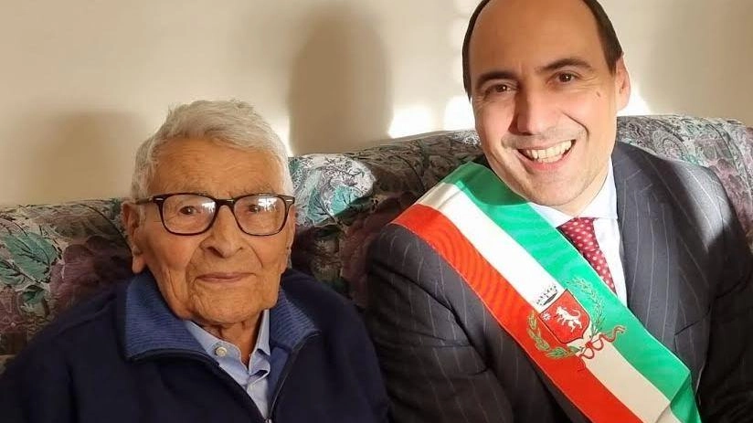 Il nonno dei record vive a Montemurlo. Il sindaco Simone Calamai ha festeggiato ieri pomeriggio, 28 gennaio, i 100 anni...