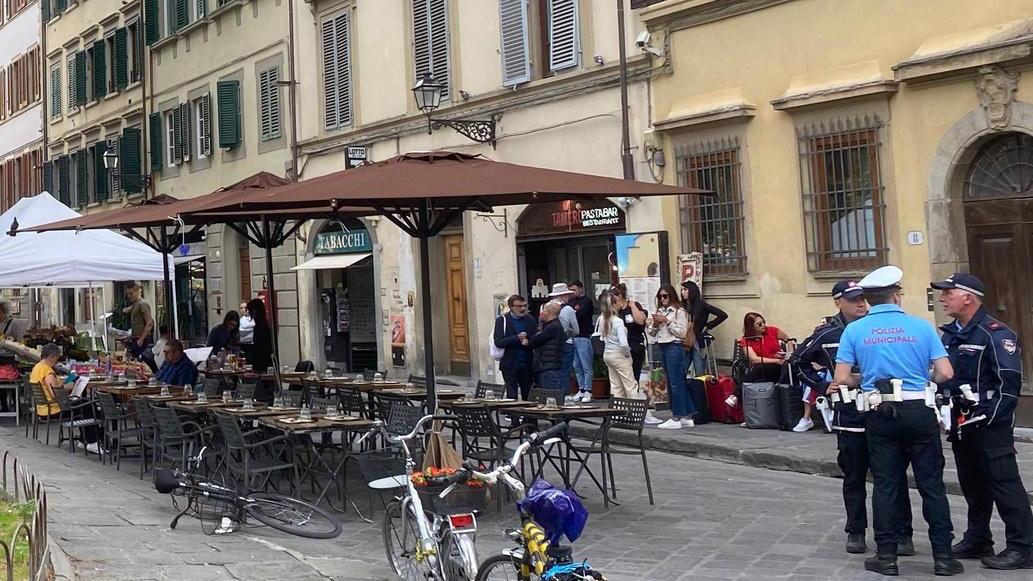 Tavoli al posto dei banchi. Tensione in Santo Spirito