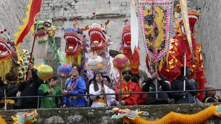 Il weekend delle sfilate sarà quello dell’8 e del 9 febbraio: sabato il dragone sarà al Macrolotto 1 e 2 domenica festa in centro. Nella saletta Valentini vendita eccezionale di prodotti di cardato riciclato.