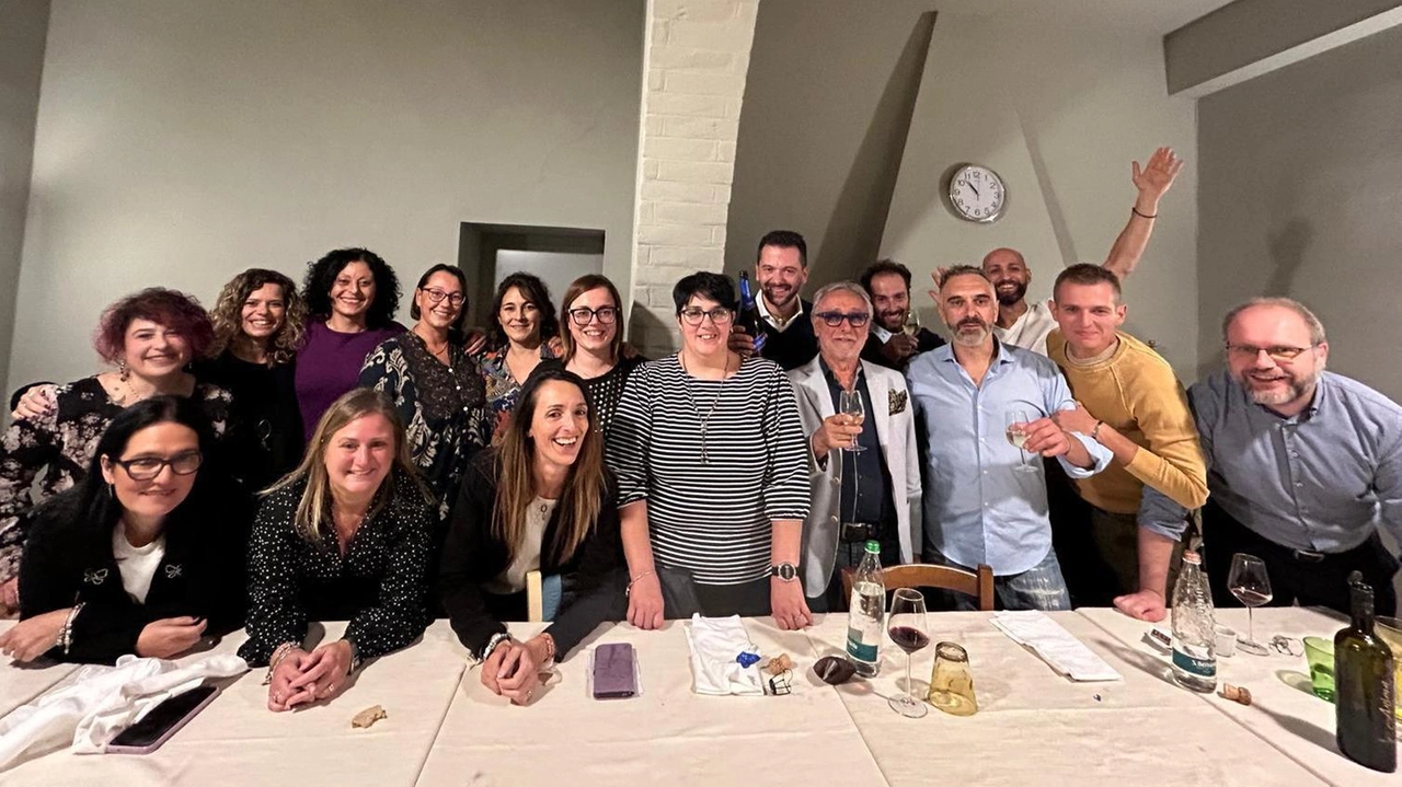 Una classe del 1981 di Gambassi Terme si riunisce per una cena speciale con il professore Gonnelli, celebrando l'amicizia e i ricordi con un messaggio di coesione sociale e pace nel mondo.