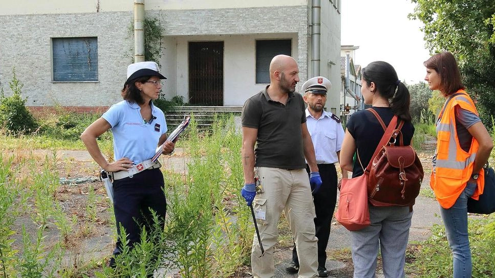 L'associazione Controllo del Vicinato interviene sull'area ex Kartos a Montecatini, denunciando abbandono e degrado. Dopo interventi di pulizia e sicurezza, l'immobile resta invenduto nonostante ribassi di prezzo.