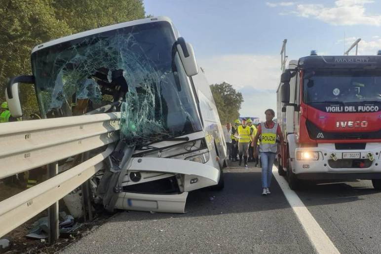 L'autobus ha sbandato e si è adagiato su un fianco. Il guard rail è entrato dentro il mezzo