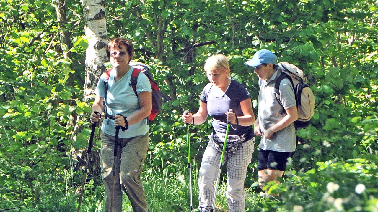 Escursionisti si dedicano al trekking lungo gli affascinanti cammini come quello del Volto Santo (foto di repertorio)