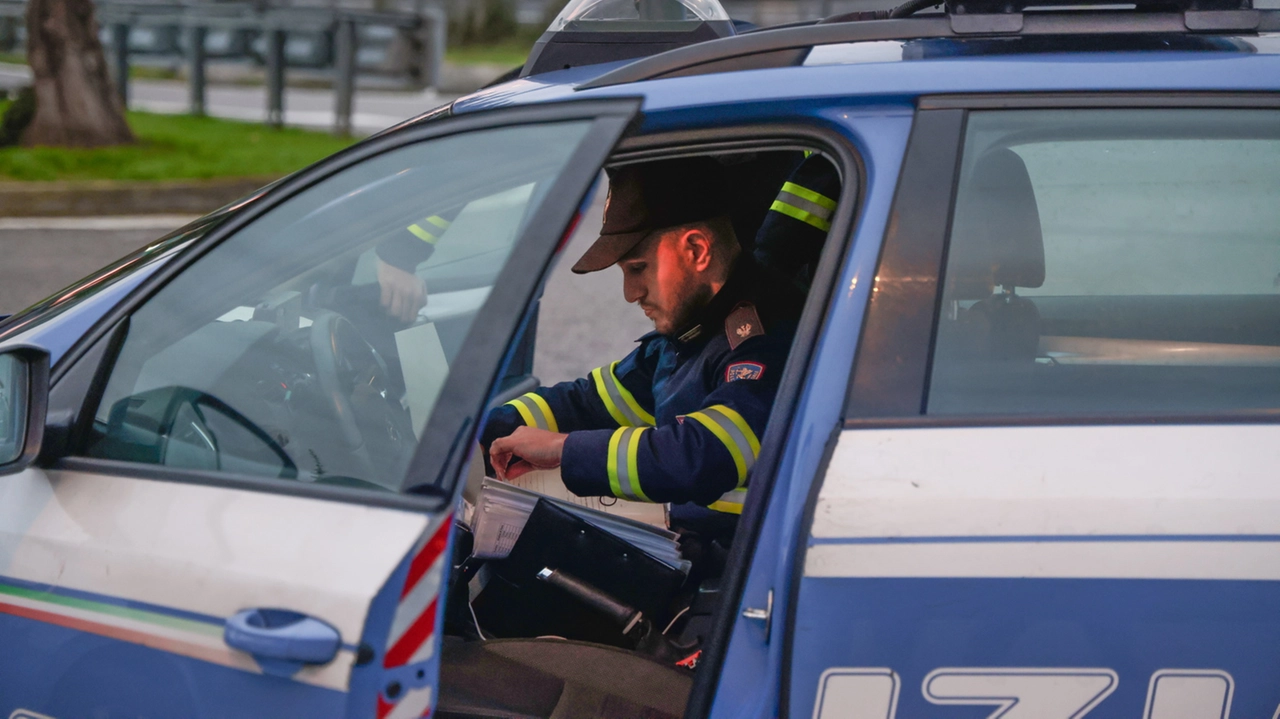 La Polizia stradale sta indagando per ricostruire l’identità dell’autista del camion che ha speronato l’auto della commerciante