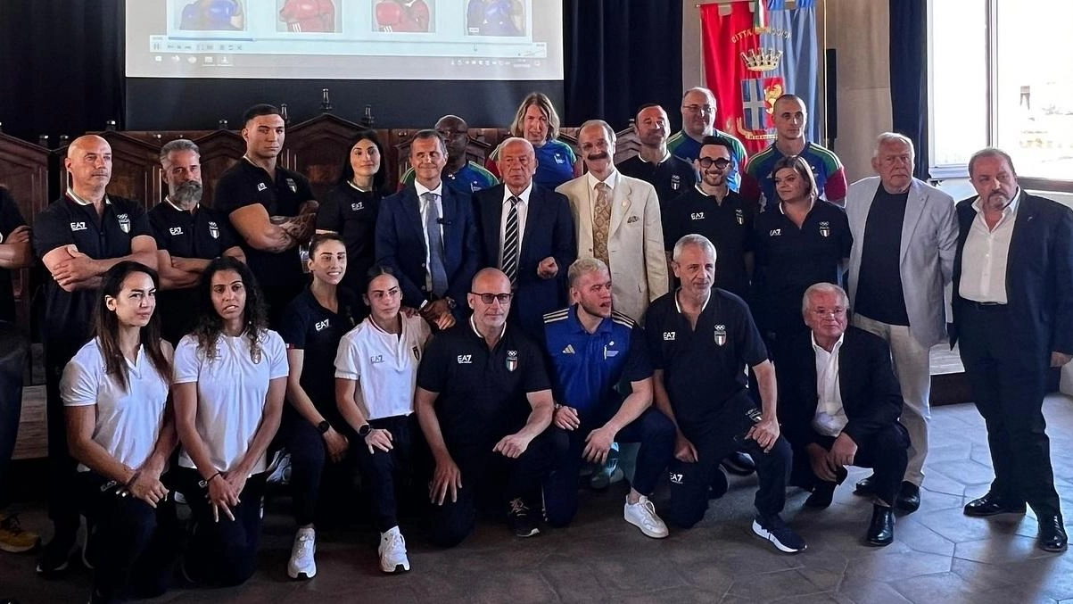 La squadra azzurra di pugilato si prepara per i Giochi Olimpici di Parigi 2024 con determinazione e orgoglio, presentandosi ad Assisi con un team forte e motivato.