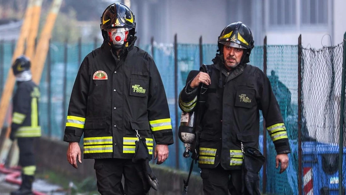 I vigili del fuoco hanno messo in salvo la famiglia e spento le fiamme