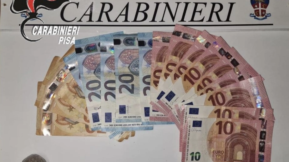 La sostanza stupefacente e il denaro sequestrati dai carabinieri