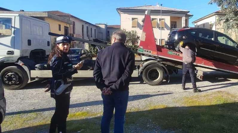 Operazione pulizia in via Masini. Rimossi rifiuti e veicoli abbandonati