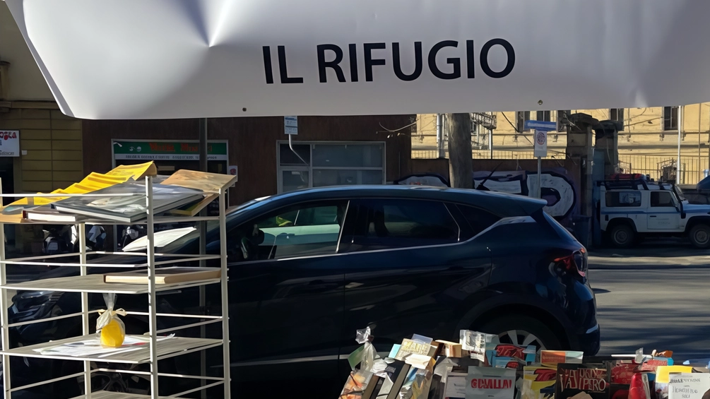 Marco, il libraio senza fissa dimora del sottopasso delle Cure, a Firenze, ha aperto ieri il proprio banco ‘Il rifugio’