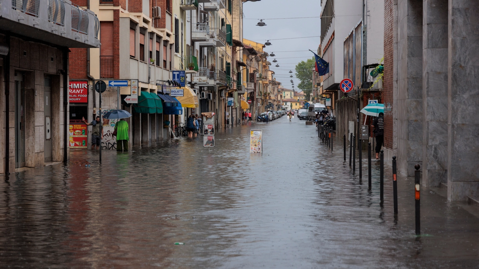 Maltempo, strade allagate a Pisa (Foto Del Punta / Valtriani)