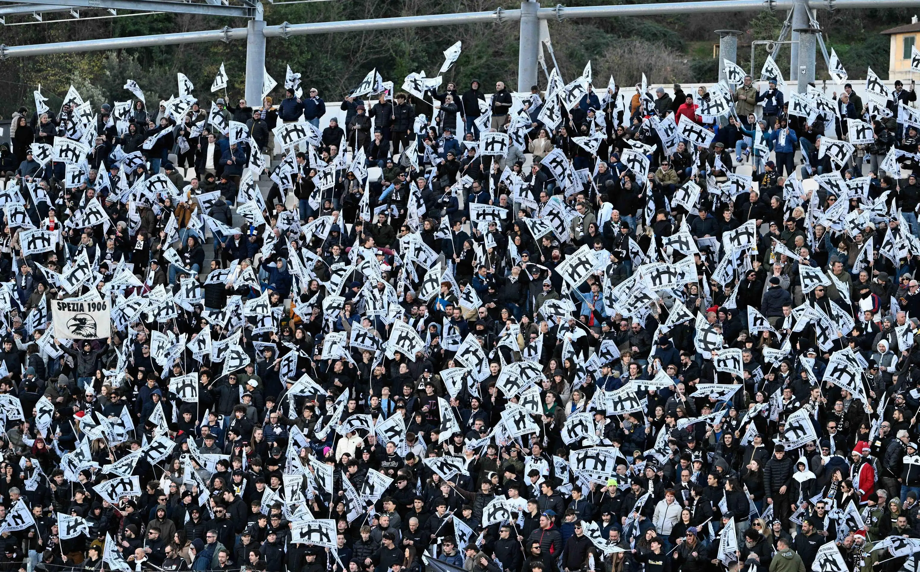 La proposta. I tifosi invocano il vecchio inno “Si può fare“ all’inizio del match