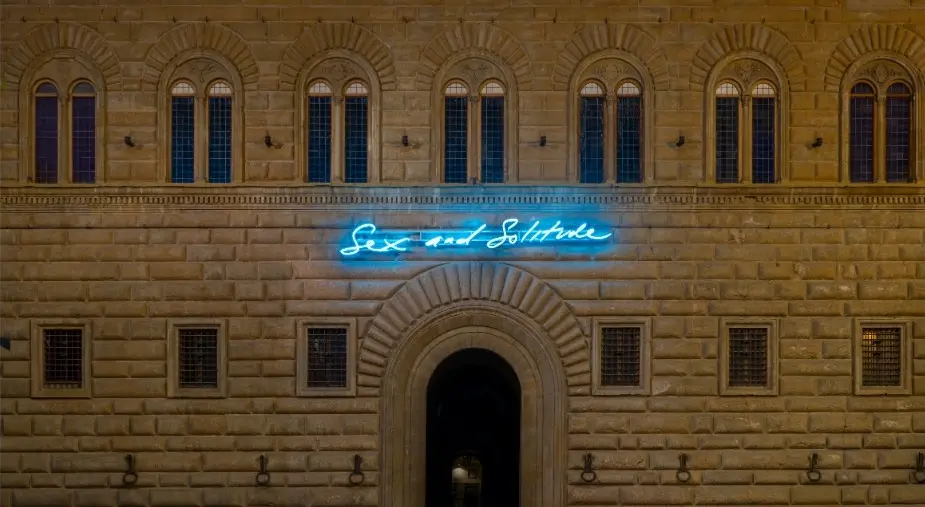 Firenze, installato il neon Sex and Solitude sulla facciata di Palazzo Strozzi