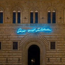 Firenze, installato il neon Sex and Solitude sulla facciata di Palazzo Strozzi