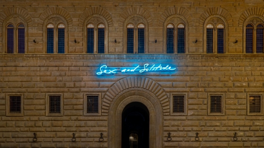 Firenze, installato il neon Sex and Solitude sulla facciata di Palazzo Strozzi