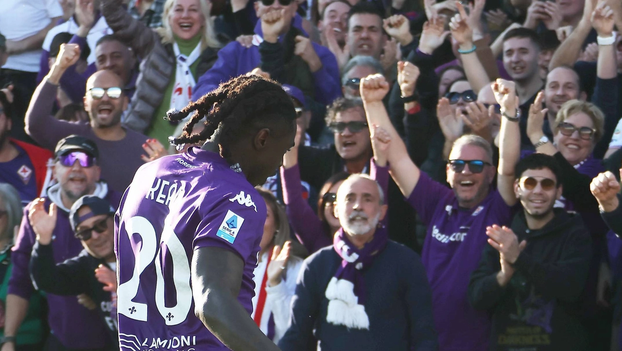 Grinta e gol: l’attaccante Moise Kean corre verso i tifosi viola in delirio