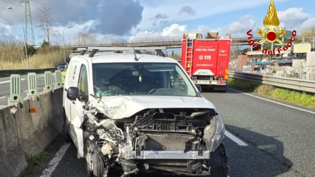 Una delle auto coinvolte nell'incidente sulla Firenze-Pisa-Livorno all'altezza di San Miniato (foto Vigili del Fuoco)