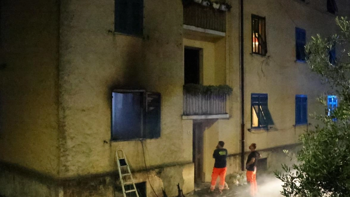 Tragedia a Montignoso. Appartamento invaso dalle fiamme. Muore il noto artista Liano Baldi