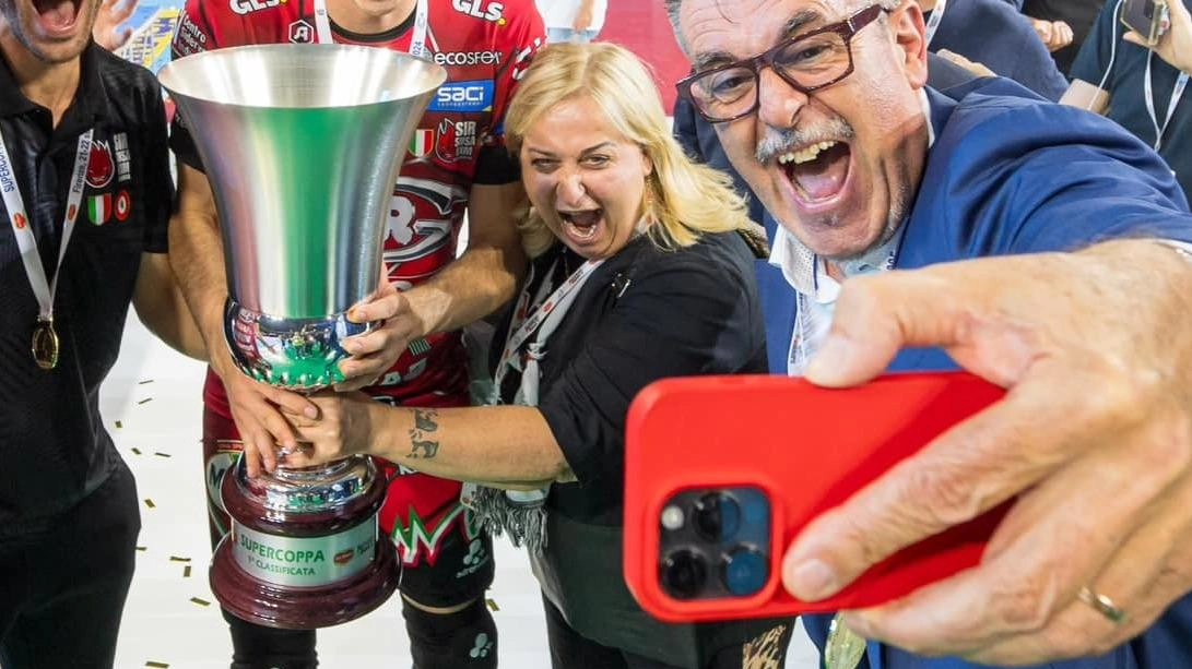 La gioia del presidente Gino Sirci, che festeggia insieme a tutta la squadra la vittoria della sesta Supercoppa della storia del glorioso club