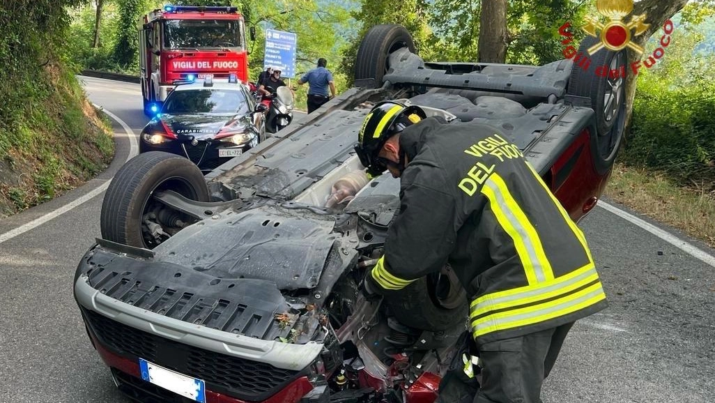 L'auto ribaltata e l'intervento dei vigili del fuoco