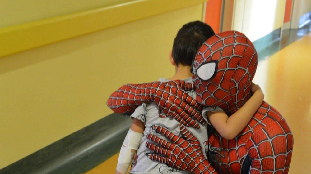 Spiderman di città, il supereroe del volontariato: “Dopo tanti ricoveri, dono felicità”