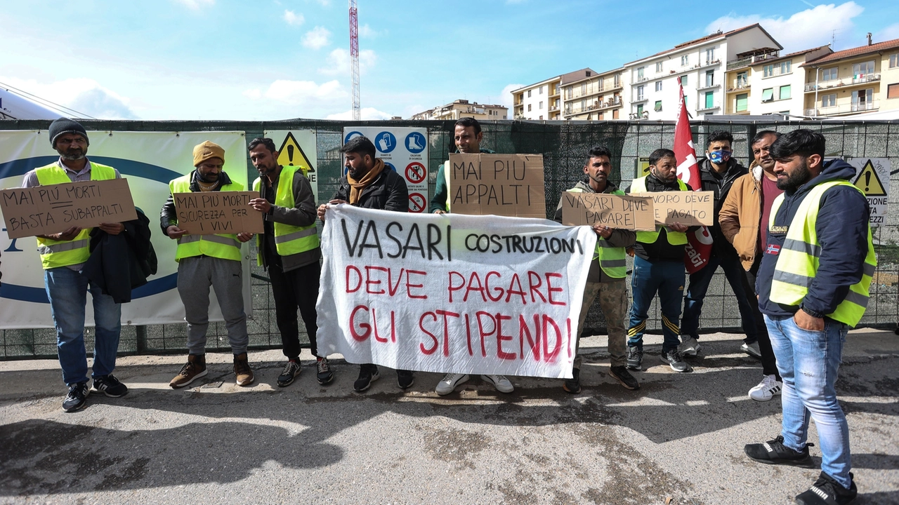 La protesta degli operai davanti al cantiere Esselunga di via Mariti (Foto Giuseppe Cabras / New Press Photo)