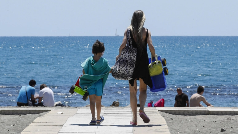 Tutti in spiaggia nel primo week-end d'estate