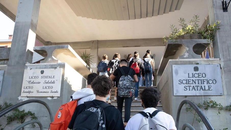 Con quasi mille iscritti la sede centrale non ha spazi sufficienti alle esigenze. La preside Scatizzi: "Serve una soluzione definitiva per i nostri studenti".