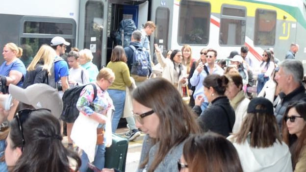 Viaggiatori in una stazione (foto d’archivio)