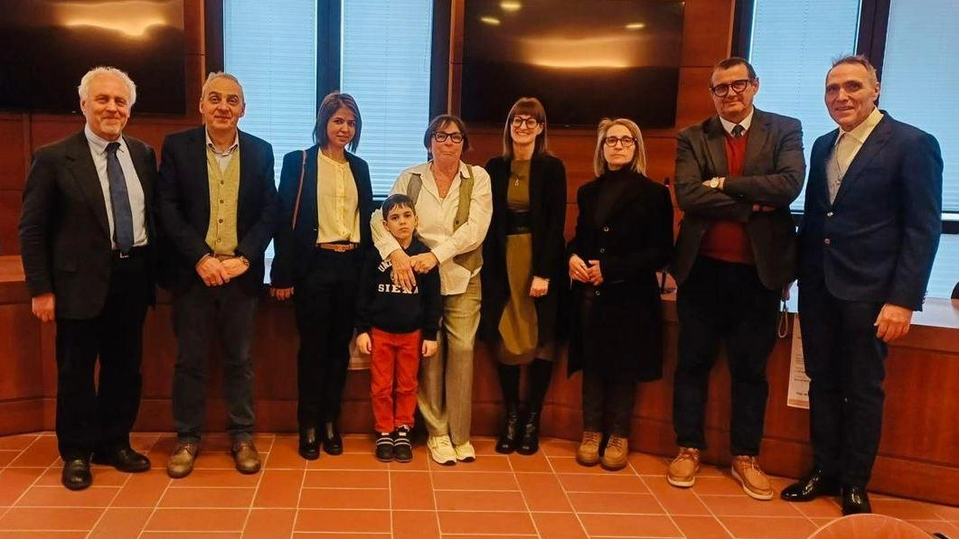 Barbara Rovetti (nella foto, quarta da destra) è stata funzionaria del Comune di Sarzana ed è ora dirigente del settore cultura del Comune di Comacchio