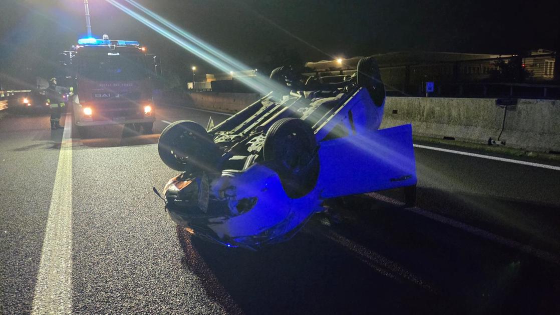 Incidente in autostrada, auto ribaltata sull’A11. Arrivano i vigili del fuoco