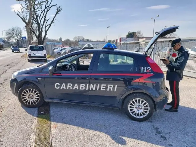 Minaccia un anziano, gli ruba l'auto e fugge distruggendo il cancello: preso rapinatore