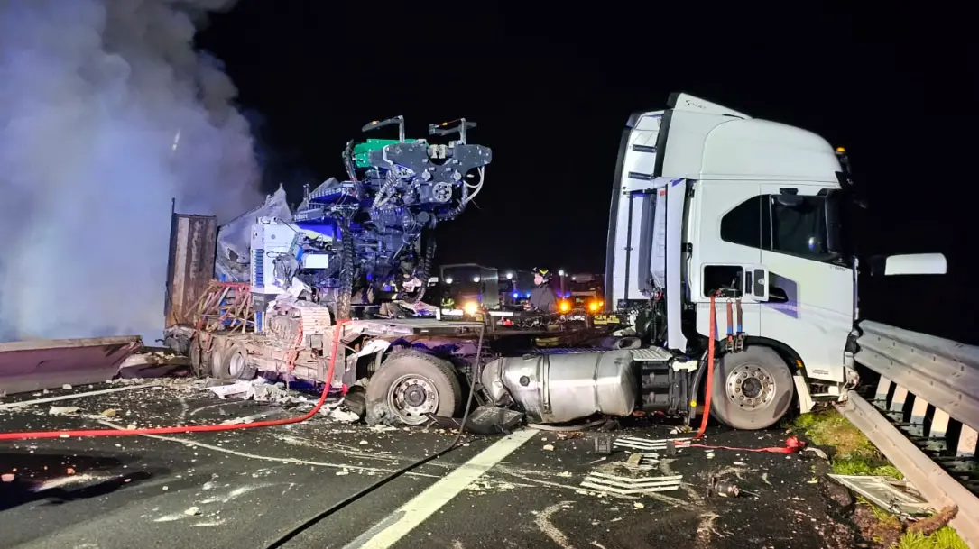 Tremendo incidente in A1: scontro fra tre camion, uno invade corsia opposta e si incendia