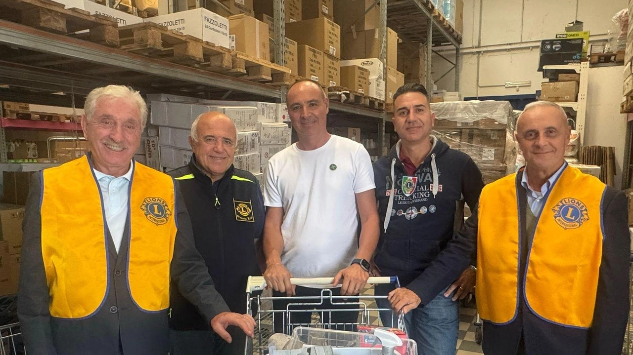 Il presidente del Lions Club Michele Ferraro (primo a sinistra) durante un momento della raccolta del materiale nei magazzini Maurys