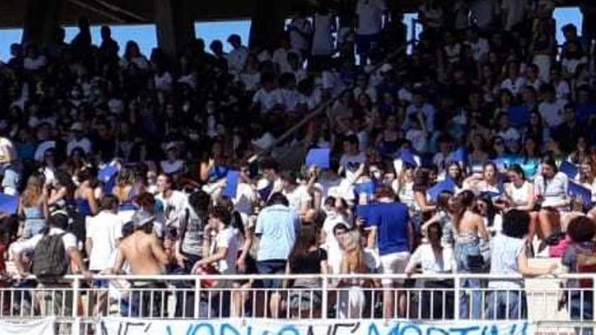 I giovani studenti assiepati sulla tribuna dello ’Miro Luperi’