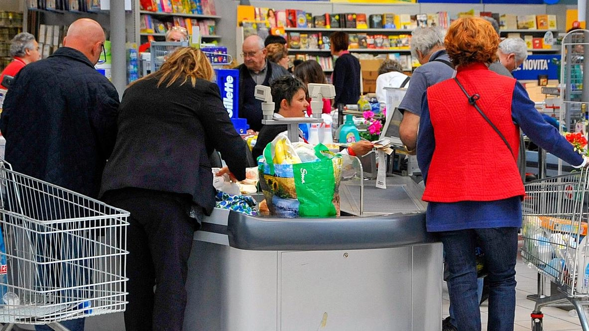 Il Comune di Scandicci ha individuato 558 beneficiari per la "Carta dedicata a te", offrendo un contributo di 500 euro per l'acquisto di beni di prima necessità o servizi di trasporto. Il sostegno è destinato a cittadini con Isee fino a 15.000 euro annui, erogato tramite carte elettroniche Postepay.