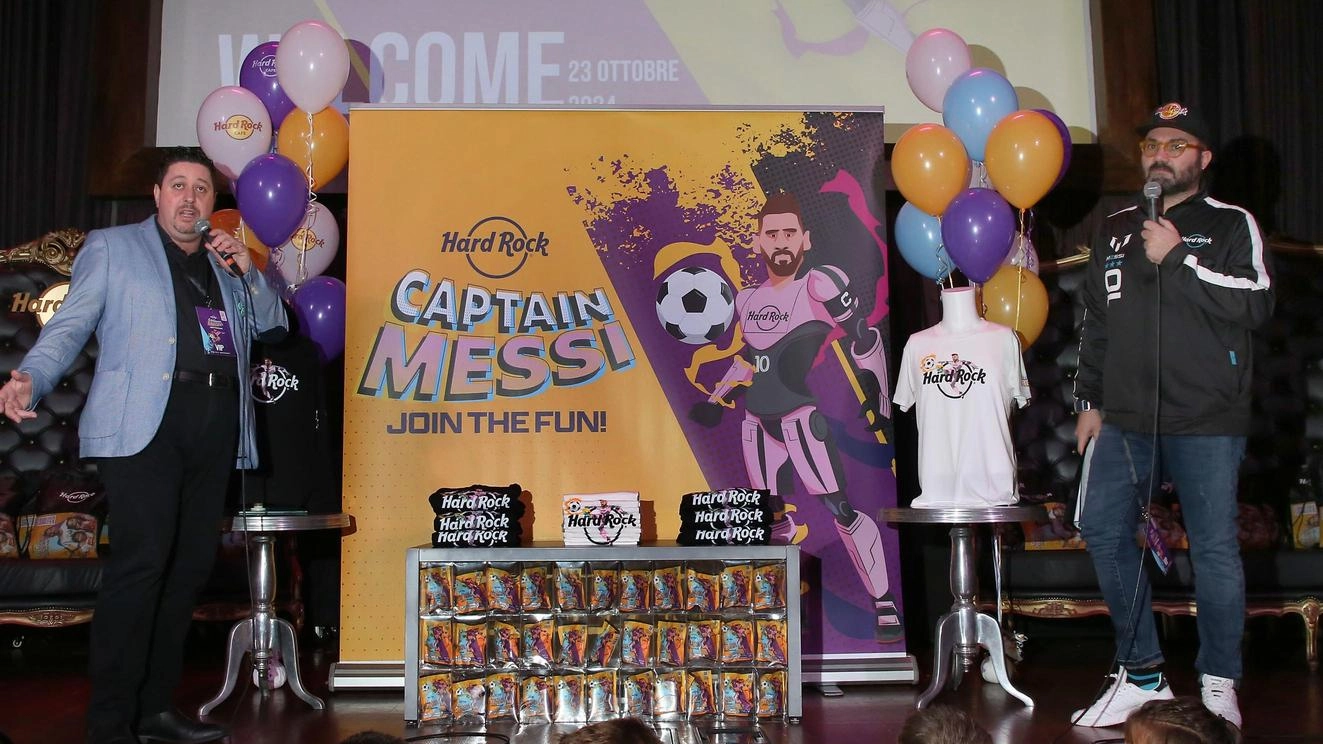 ‘Captain Messi’ arriva all’Hard Rock. Festa grande in centro con i piccoli fan della stella