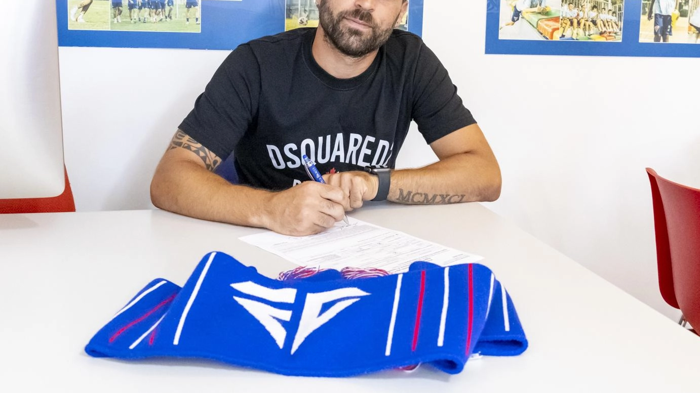 Il centrocampista Fabrizio Lo Sicco rinnova con il Follonica Gavorrano per due stagioni e diventa il nuovo capitano, con l'obiettivo di concludere la carriera nel club che considera casa.