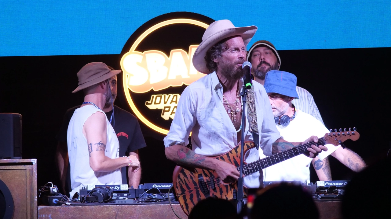 Jovanotti a Firenze, una tribù che balla per 8 date. Inizia lo show: la scaletta