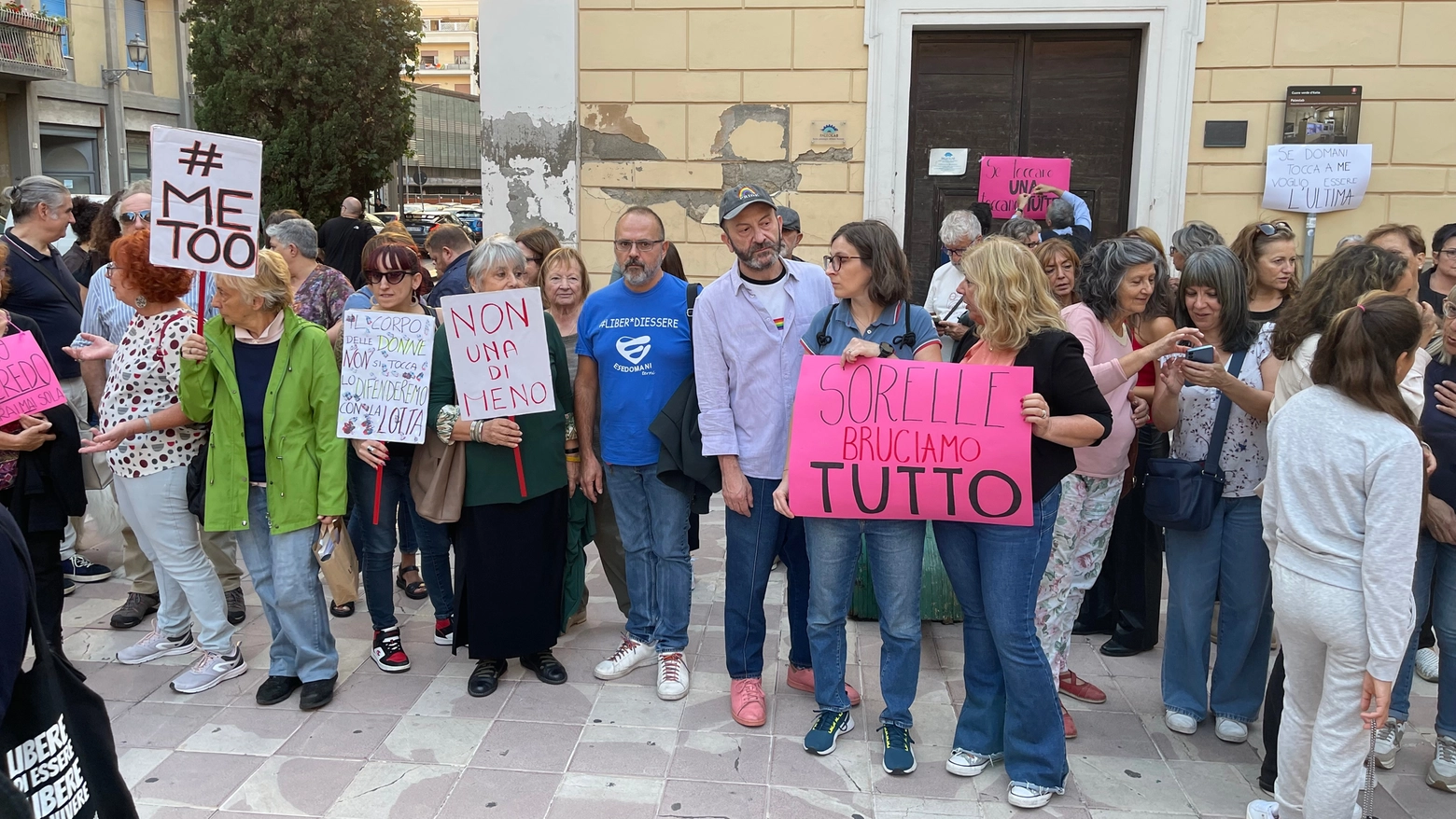 Presidio di protesta in largo Liberotti, pieno centro di Terni, dopo lo stupro denunciato da una ventenne