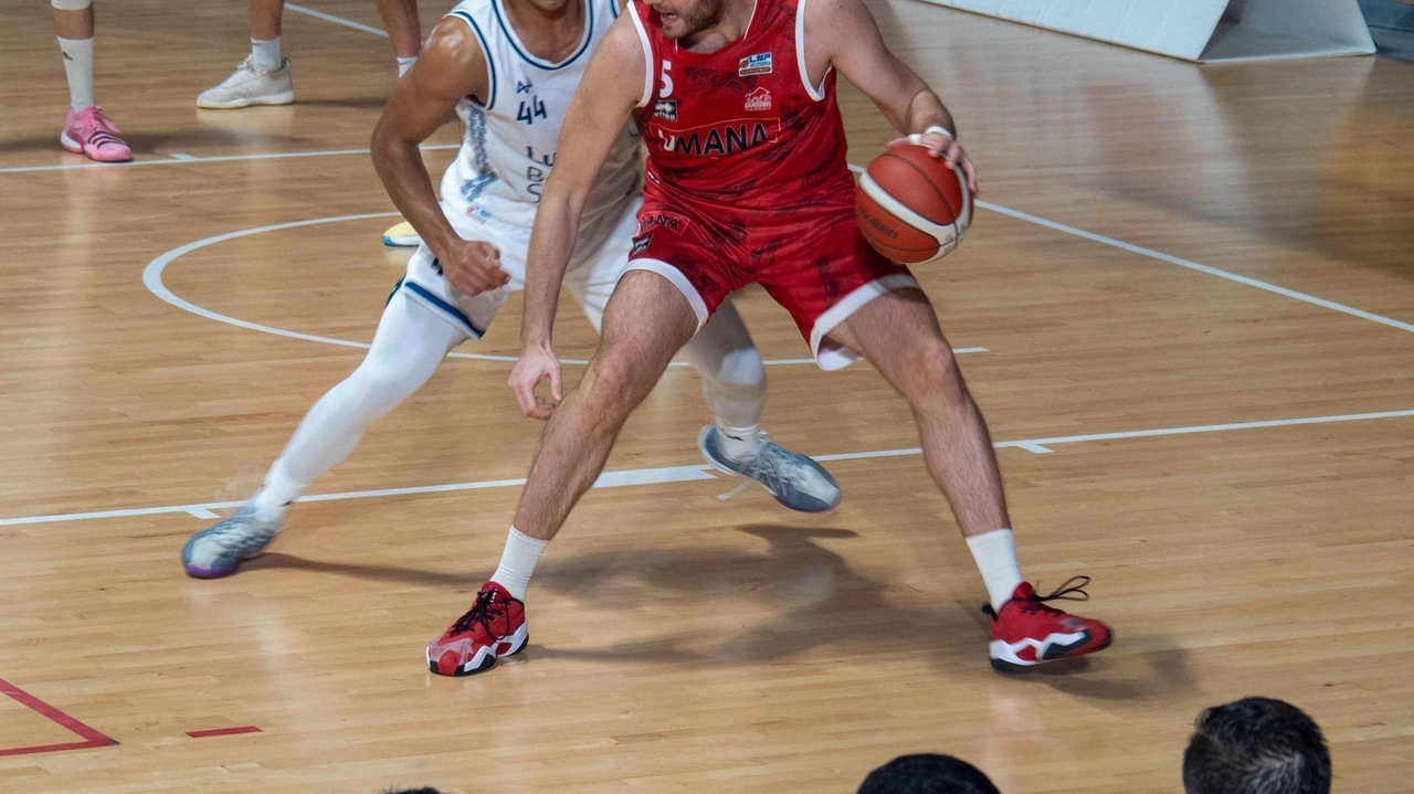 La Luiss Roma vince di misura contro la San Giobbe Chiusi in un emozionante match terminato 79-78 dopo un tempo supplementare. Pasqualin decisivo dalla lunetta. Gravaghi e Rasio protagonisti, ma la Luiss prevale.